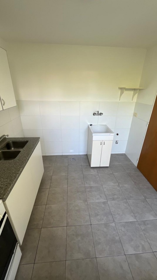 PARAGUAY / LA PAZ. DEPTO 2 DORMITORIOS CON BALCON AL FRENTE