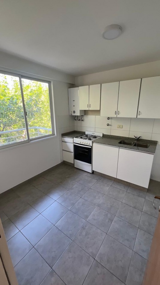 PARAGUAY / LA PAZ. DEPTO 2 DORMITORIOS CON BALCON AL FRENTE