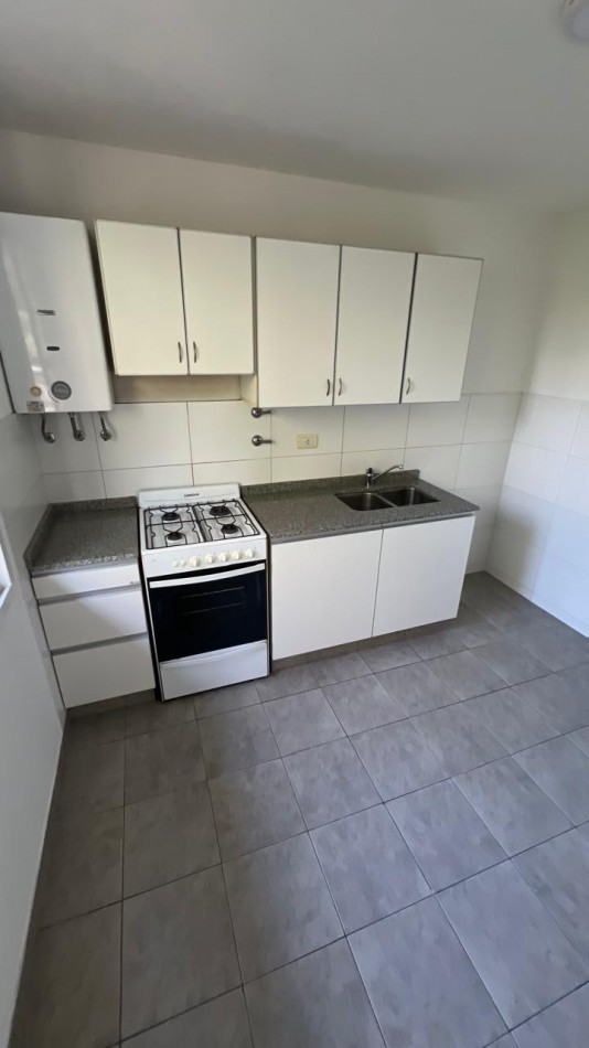 PARAGUAY / LA PAZ. DEPTO 2 DORMITORIOS CON BALCON AL FRENTE